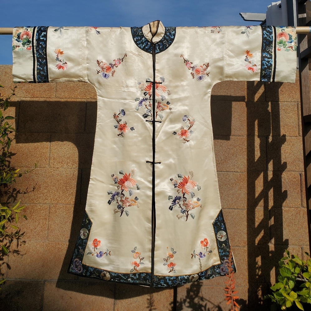 VINTAGE CHINESE PEAL SILK FLORAL TRADITIONAL ROBE